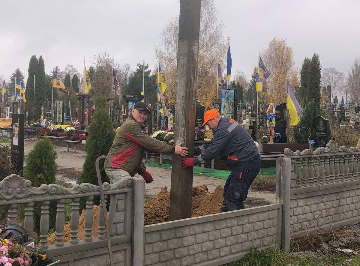 У Турбові встановлюють стовпи для системи відеоспостереження на кладовищі