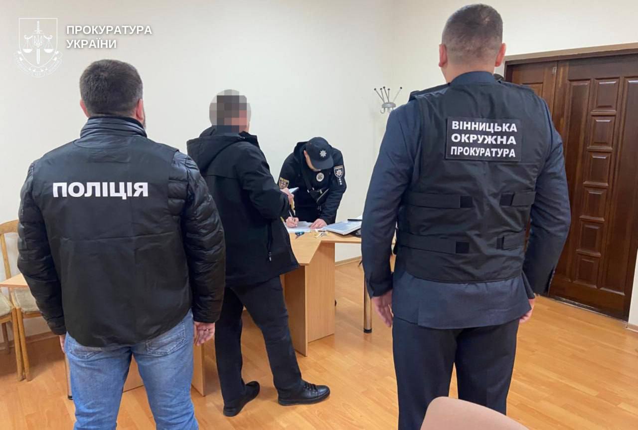 На Вінниччині заступнику селищного голови повідомлено про підозру у вимаганні неправомірної вигоди