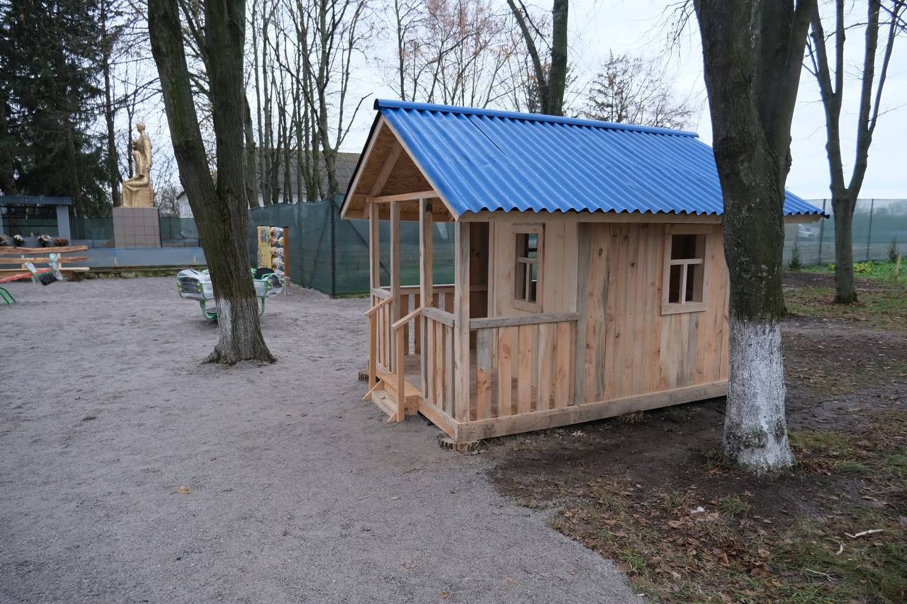 Завершується облаштування дитячого майданчика у с. Струтинка