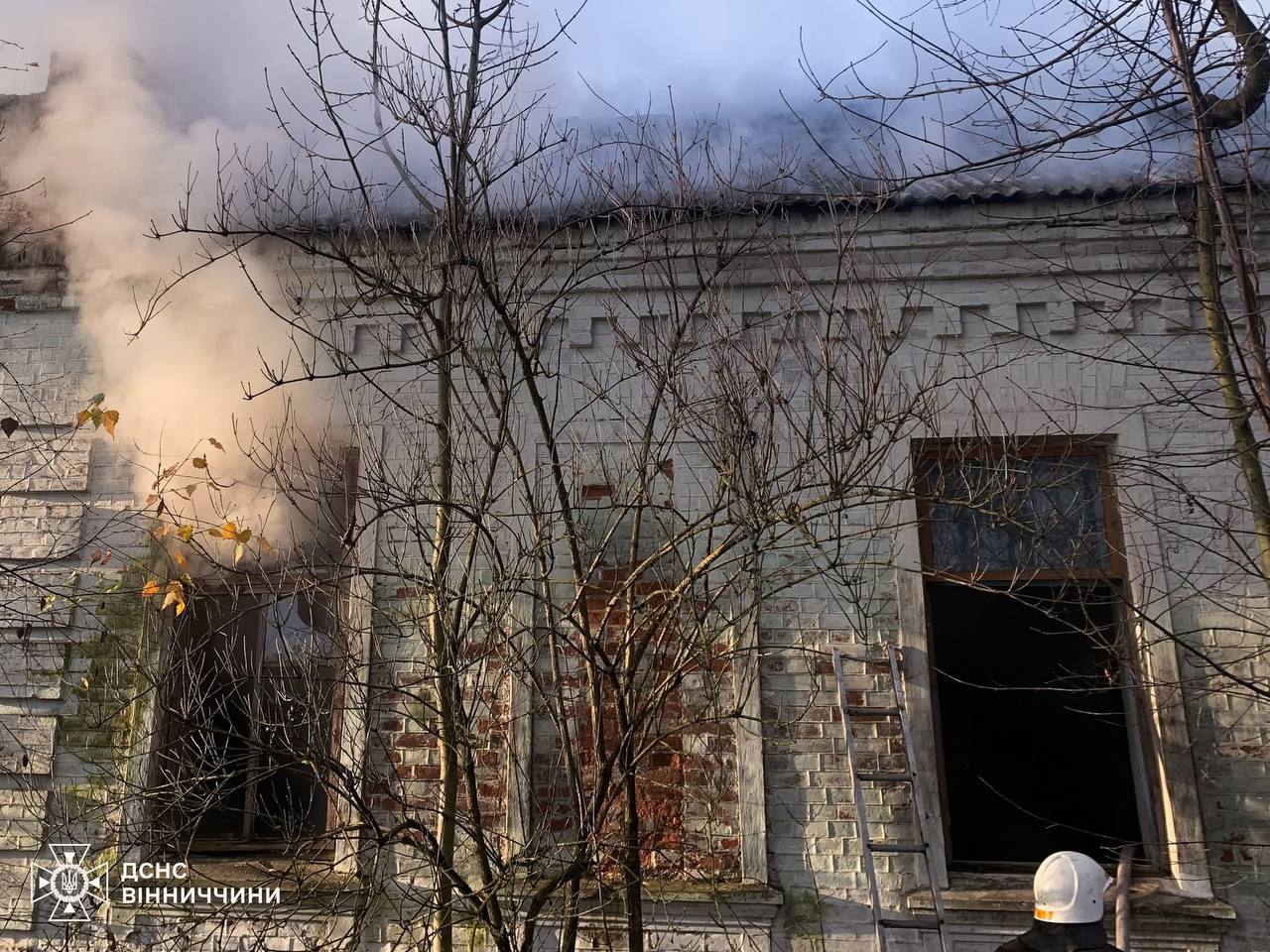 ДСНС ліквідувала пожежу в недіючій школі на Вінниччині