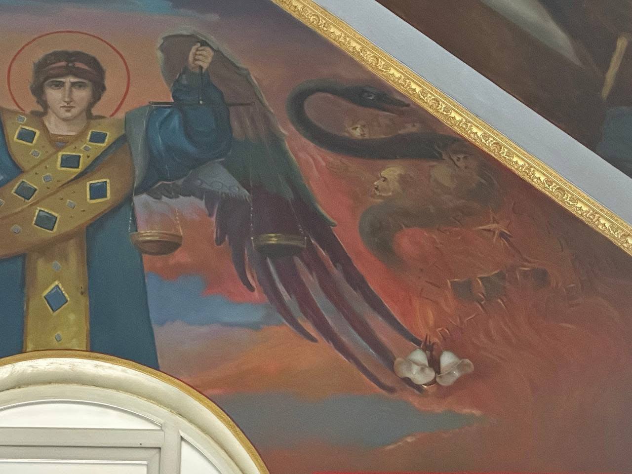 У храмі в Росоші створили настінний розпис із зображенням символічного покарання тоталітарних режимів