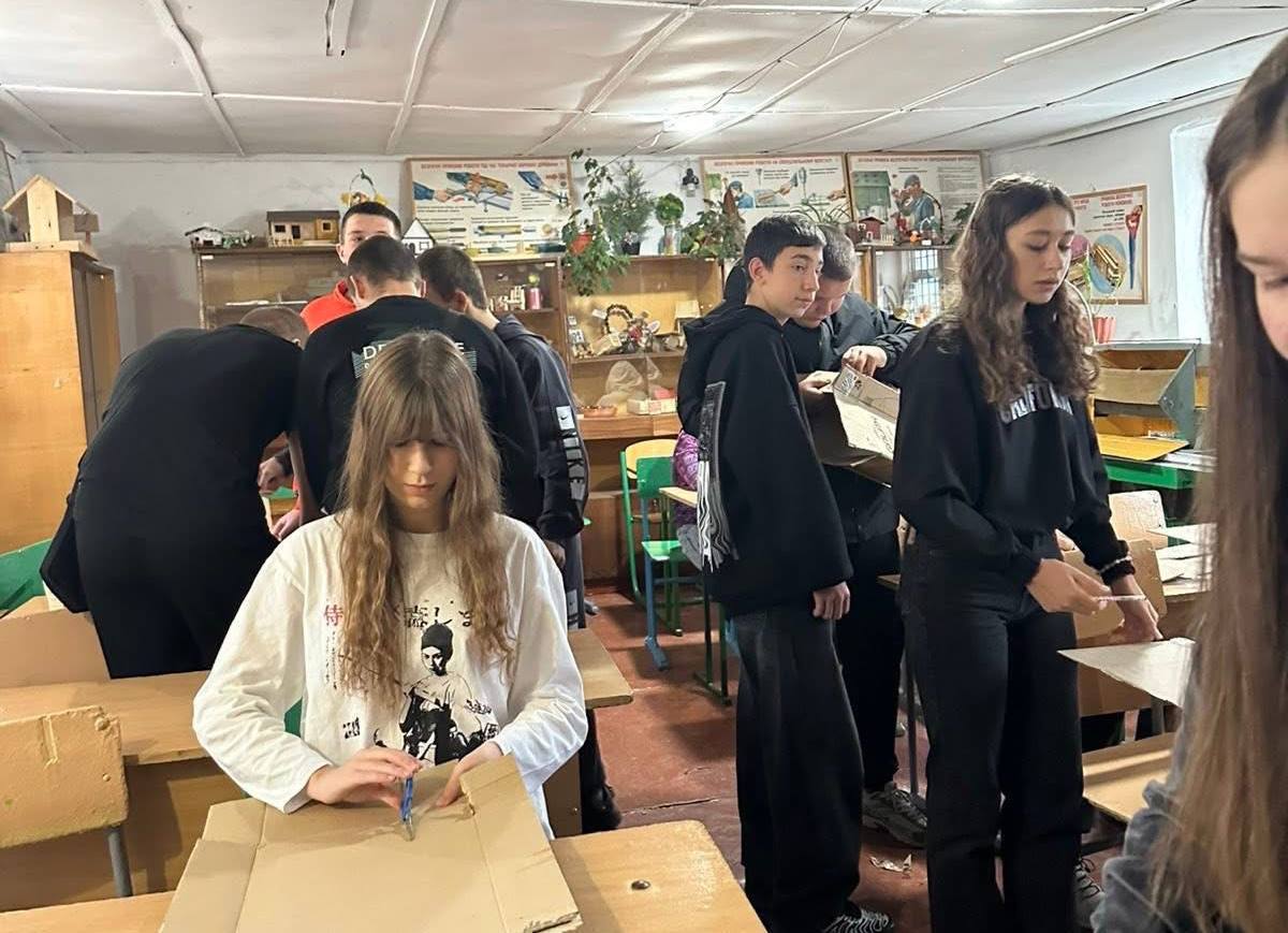 Учні Іллінецького ліцею №2 продовжують виготовляти окопні свічки для захисників