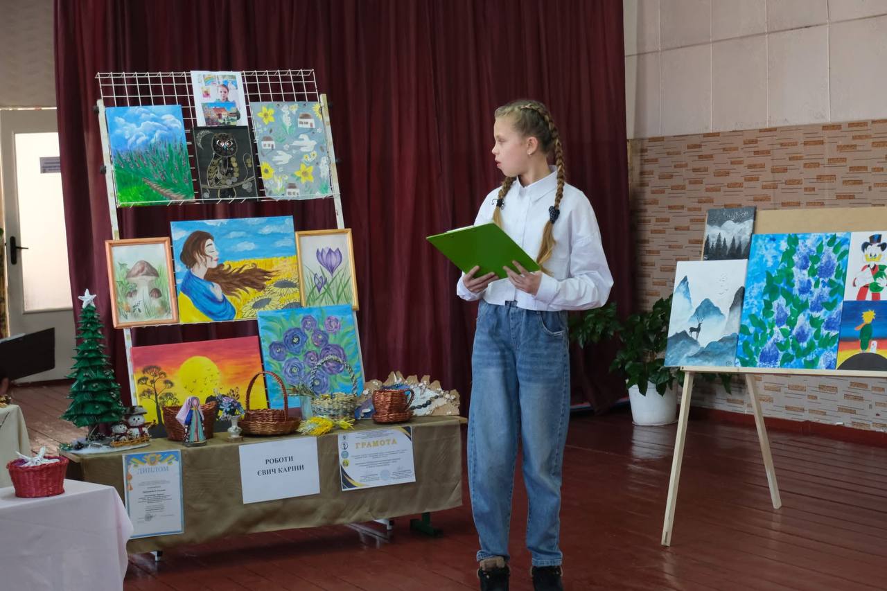 У Вороновицькій громаді презентували персональну виставку творчих робіт 11-річної Карини Євич