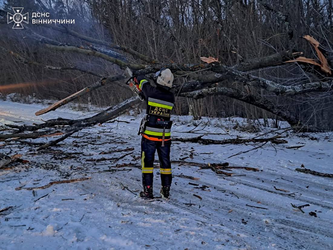 На Вінниччині рятувальники 27 разів за добу ліквідовували наслідки негоди