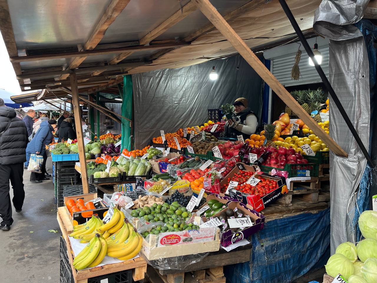 Передріздвяний ажіотаж на ринках: які ціни на овочі та фрукти у Вінниці