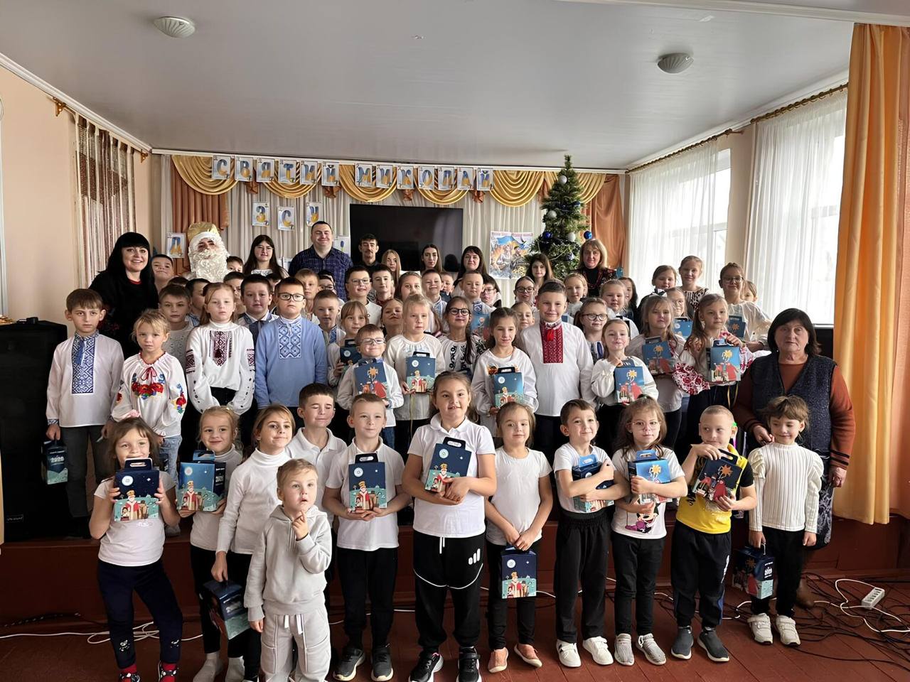 «Солодке Різдво»: МХП передали святкові подарунки понад 69 тисячам дітей