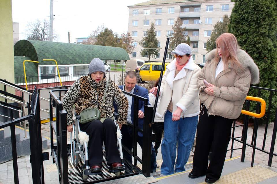 В Іллінцях протестували відділення підвищеної доступності ПриватБанку