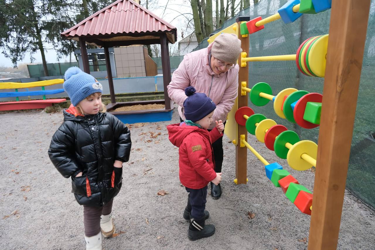 У селі Струтинка відкрили новий дитячий майданчик