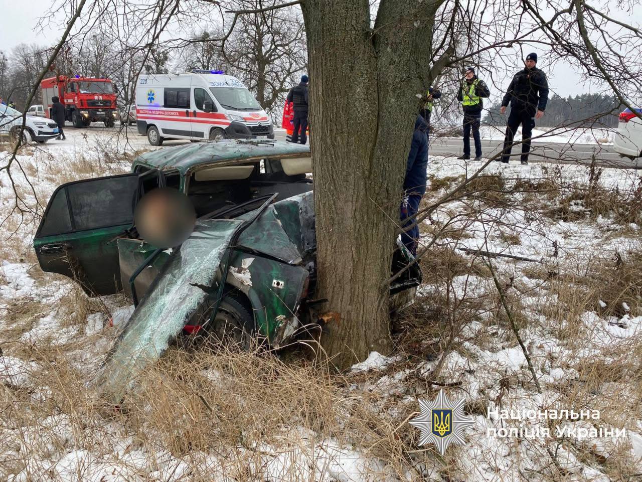 Слідчі розслідують смертельну ДТП з пасажиркою та травмованим водієм