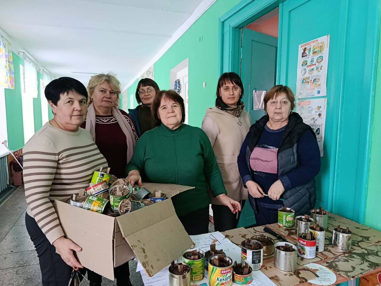 Учительки Липовецького ліцею №1 виготовили понад 120 окопних свічечок для захисників