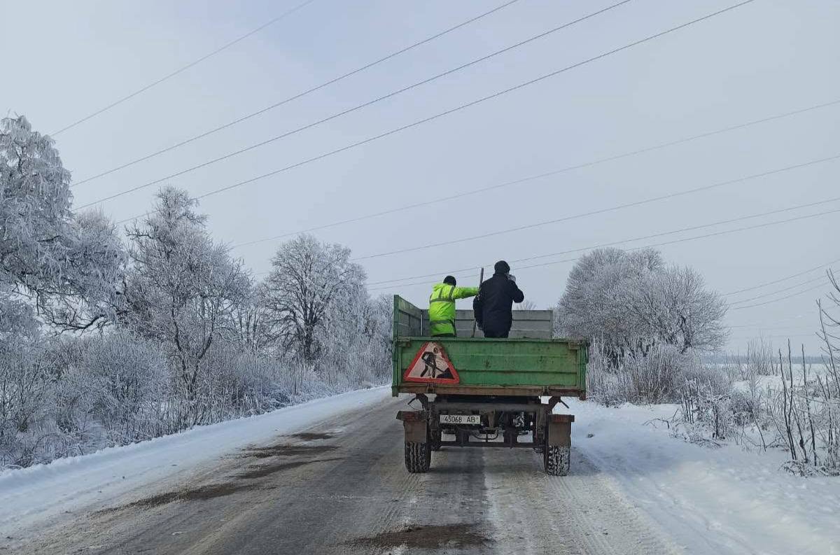 Липовецька громада ліквідовує наслідки ожеледиці та снігопадів