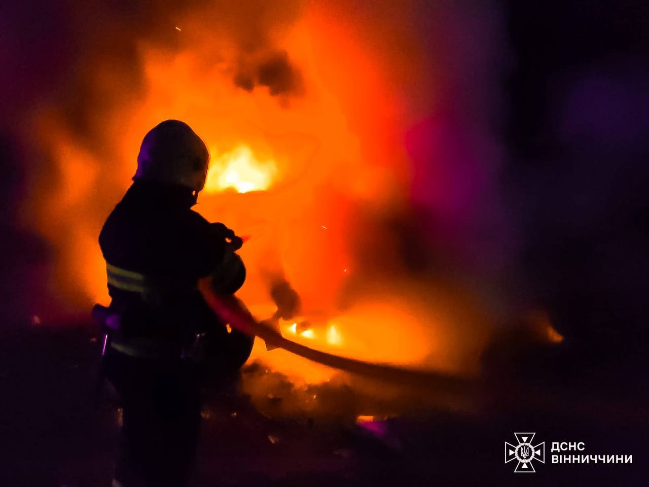 Вогонь у Вінницькому районі: рятувальники ліквідували пожежі у будинках та вантажівці