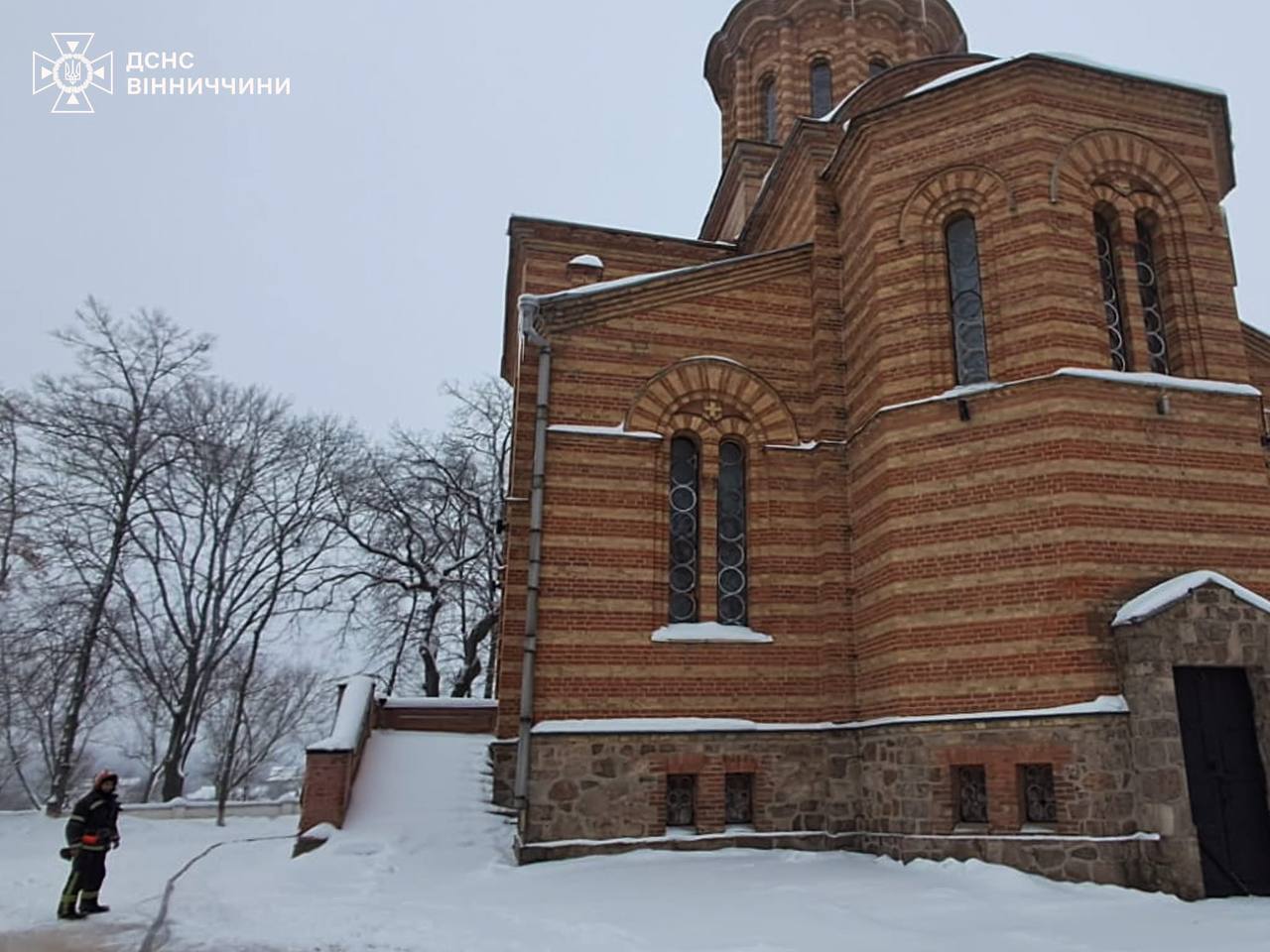 Загоряння в 126-річній церкві на Вінниччині: рятувальники боролися з вогнем