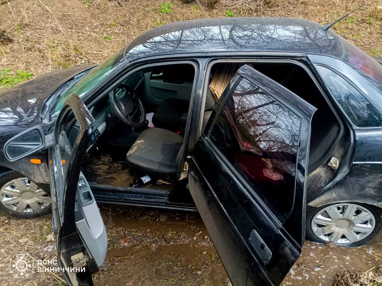 Рятувальники витягли автомобіль із річки на Вінниччині