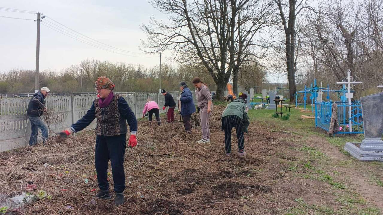 У селі Війтівці провели роботи з благоустрою кладовища