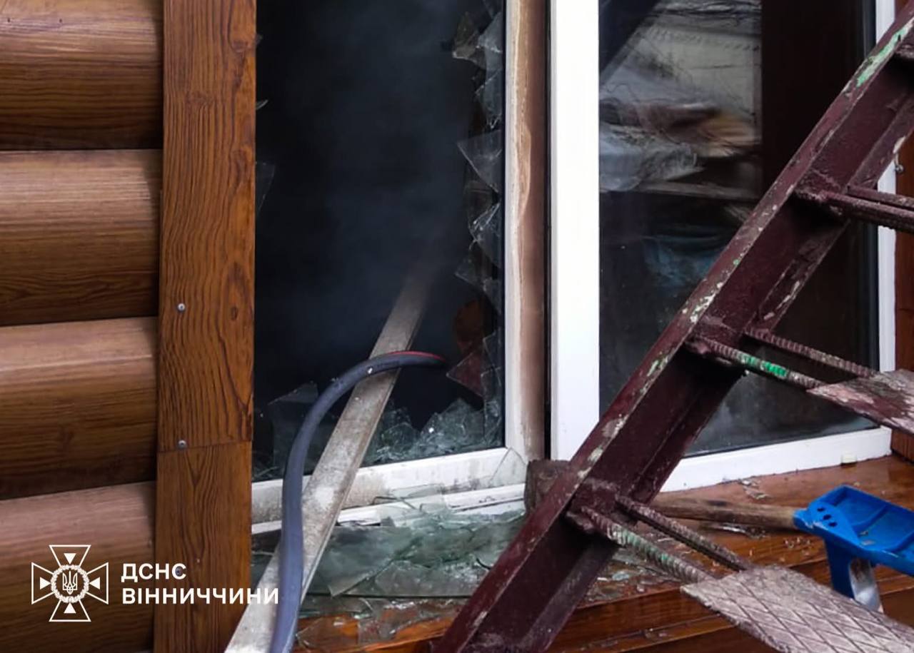 На Вінниччині ліквідували пожежу в житловому будинку та загоряння сухої рослинності